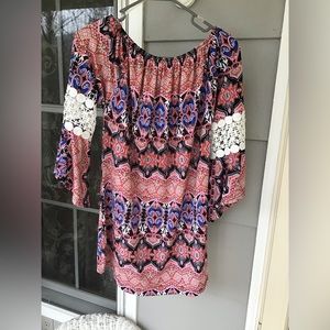 Win Win hobo top lacy Pinwheel Sleeve Tunic Women’s Size S-M EUC off shoulder.